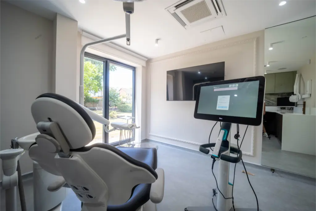 A treatment room at Treetops with the intraoral scanner and monitor